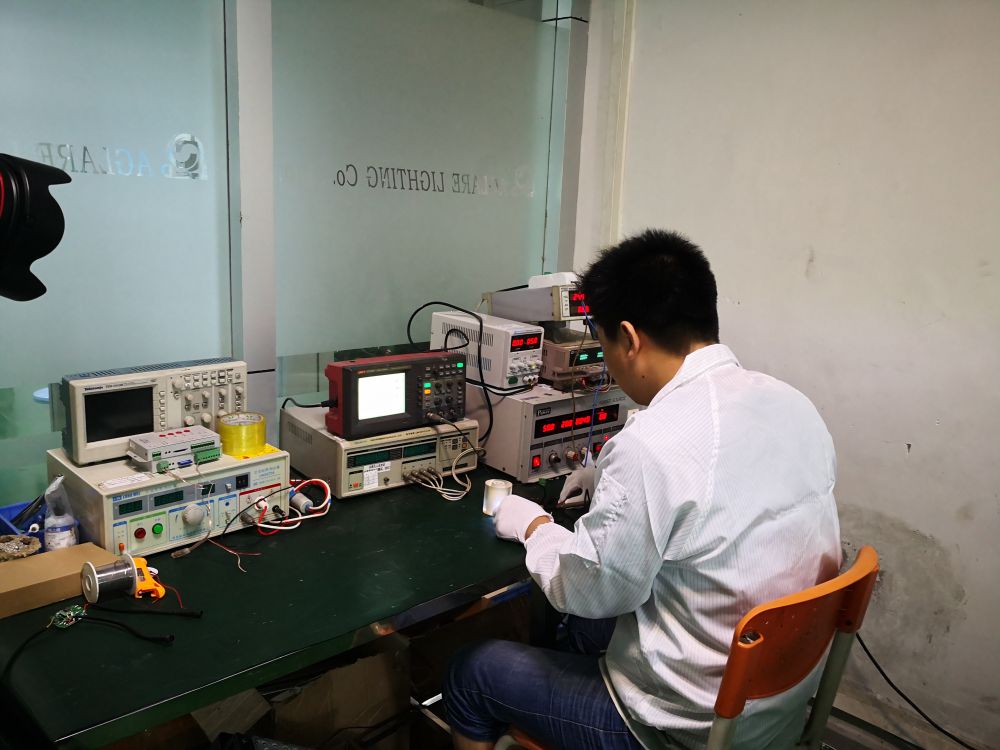 大宝娱乐光电的电子检测装备便于研发测试产品的电器性能